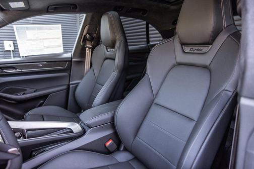 2025 Porsche Macan Turbo