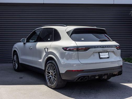 Chalk 2022 Porsche Cayenne Platinum Edition