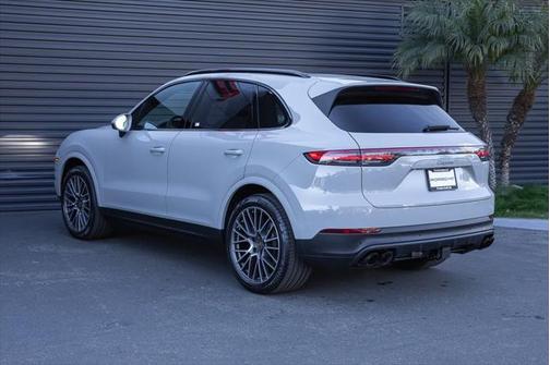 Chalk 2022 Porsche Cayenne Platinum Edition
