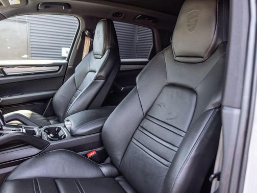 Chalk 2022 Porsche Cayenne Platinum Edition