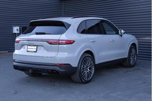 Chalk 2022 Porsche Cayenne Platinum Edition