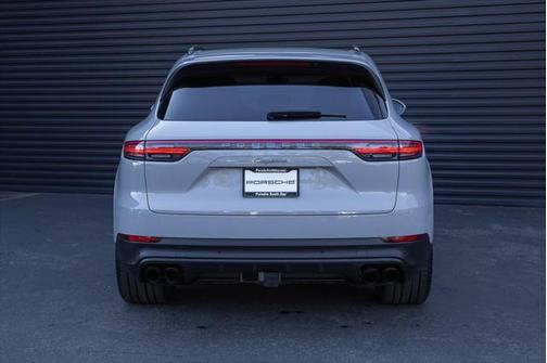 Chalk 2022 Porsche Cayenne Platinum Edition