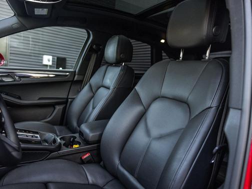 2025 Porsche Macan T