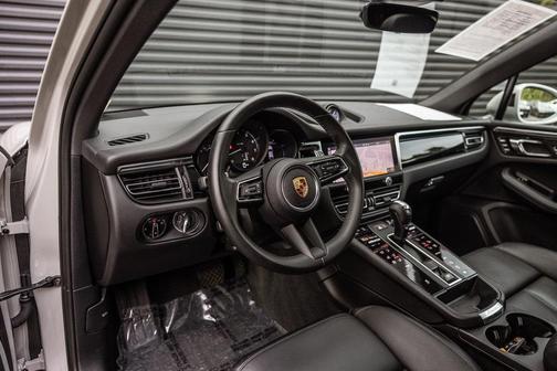 2024 Porsche Macan Base (PDK)