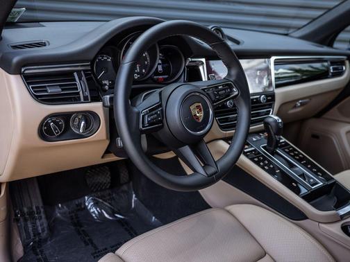 Gentian Blue Metallic 2026 Porsche Macan Macan