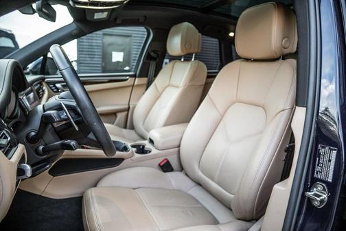 2022 Porsche Macan Base (PDK)