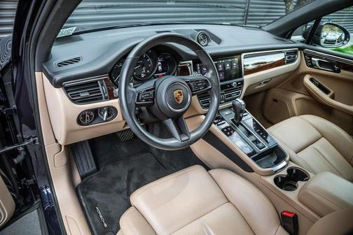 2022 Porsche Macan Base (PDK)
