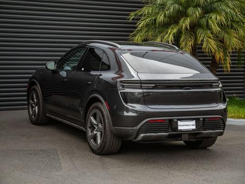 2025 Porsche Macan Turbo