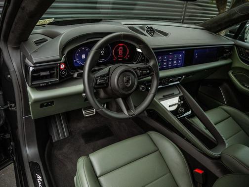 2025 Porsche Macan Turbo