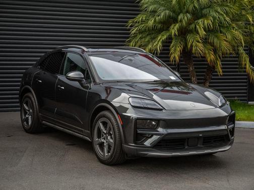 2025 Porsche Macan Turbo