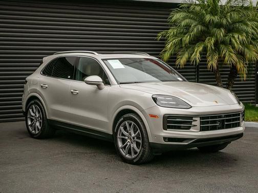 Cashmere Beige Metallic 2026 Porsche Cayenne Cayenne