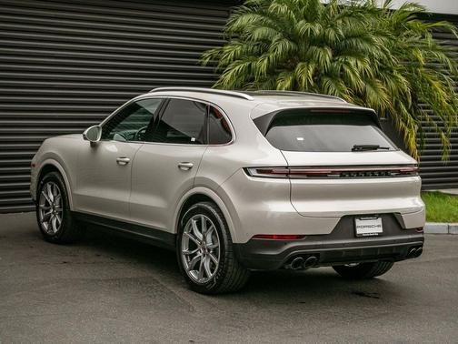 Cashmere Beige Metallic 2026 Porsche Cayenne Cayenne