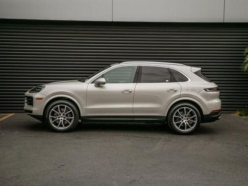 Cashmere Beige Metallic 2026 Porsche Cayenne Cayenne