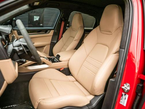 2025 Porsche Cayenne GTS