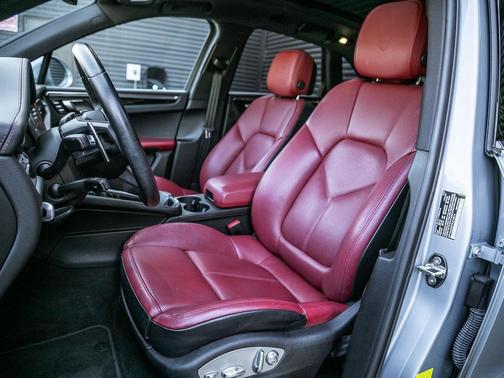 Dolomite Silver Metallic 2023 Porsche Macan Macan