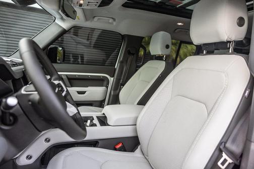 2025 Land Rover Defender 110 P400 X-Dynamic SE