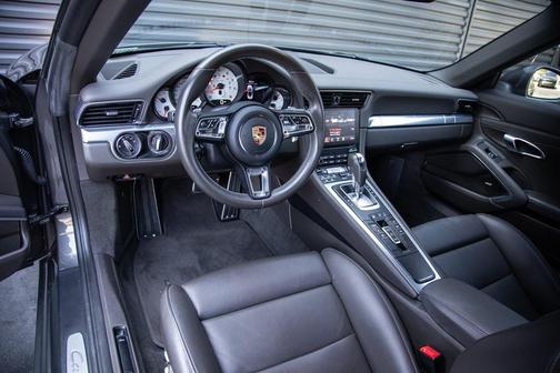 2018 Porsche 911 Carrera