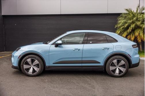 2025 Porsche Macan Base