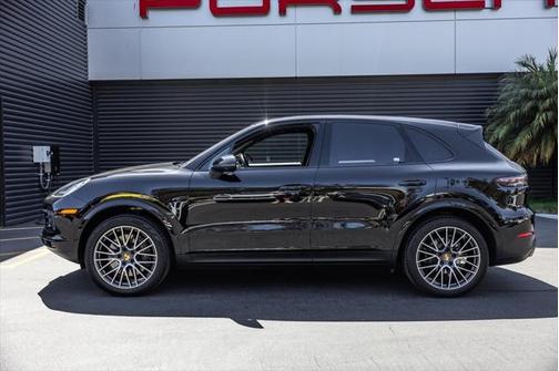2022 Porsche Cayenne Base (Tiptronic)