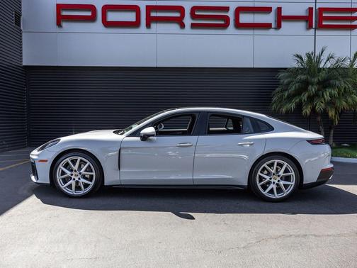 2025 Porsche Panamera 4