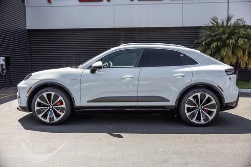 2024 Porsche Macan Turbo