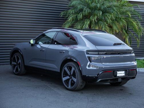 2026 Porsche Macan Turbo