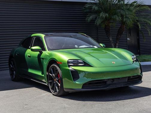 Mamba Green Metallic 2023 Porsche Taycan GTS