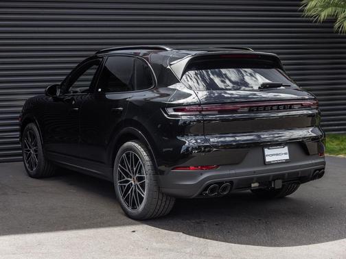 Chromite Black Metallic 2026 Porsche Cayenne Cayenne