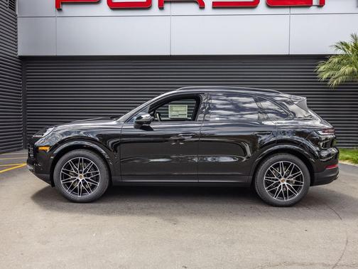 Chromite Black Metallic 2026 Porsche Cayenne Cayenne