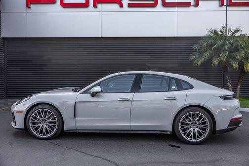 2025 Porsche Panamera 4