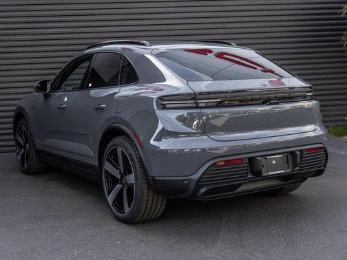 2026 Porsche Macan 4