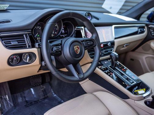Gentian Blue Metallic 2026 Porsche Macan Macan