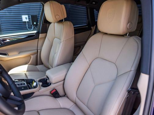 Gentian Blue Metallic 2026 Porsche Macan Macan