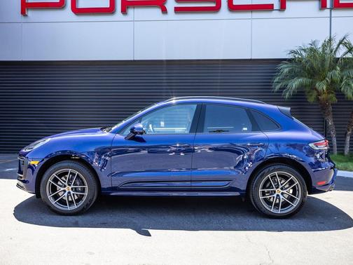 Gentian Blue Metallic 2026 Porsche Macan Macan