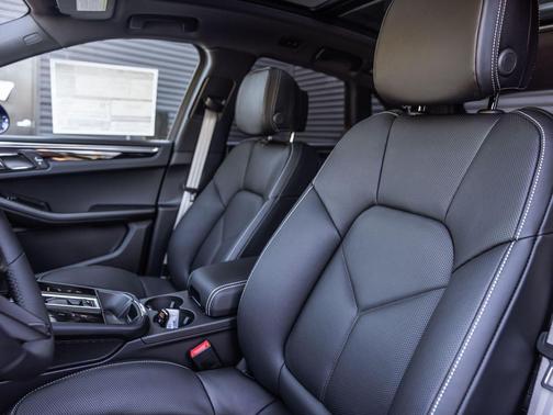 Gentian Blue Metallic 2026 Porsche Macan Macan