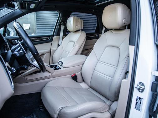 2023 Porsche Cayenne Platinum Edition