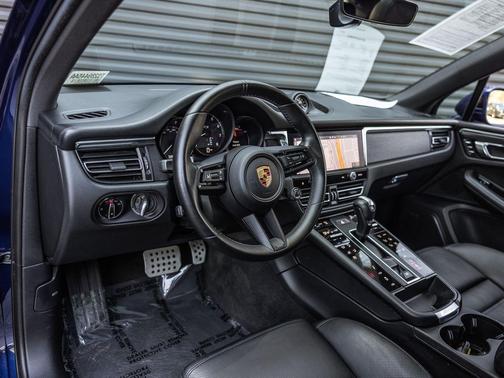 Gentian Blue Metallic 2023 Porsche Macan Macan GTS