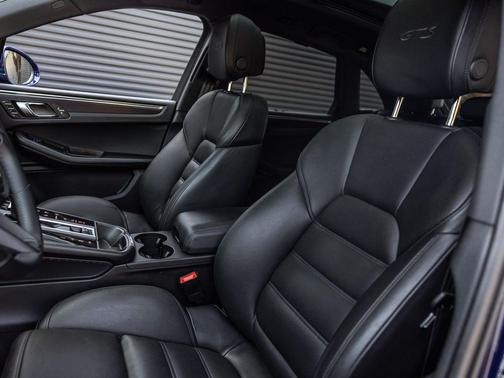 Gentian Blue Metallic 2023 Porsche Macan Macan GTS