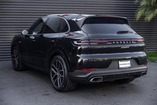 Chromite Black Metallic 2025 Porsche Cayenne E-Hybrid