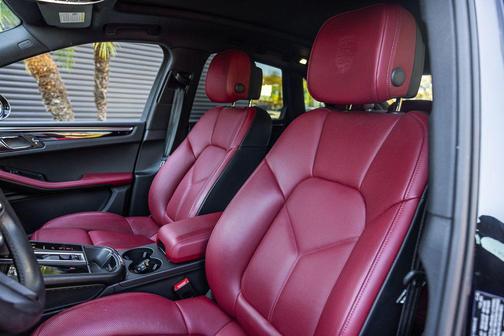 Jet Black 2026 Porsche Macan Macan