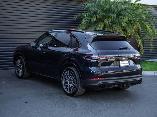 2023 Porsche Cayenne Platinum Edition