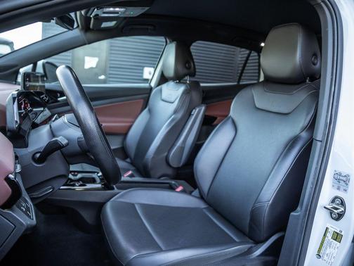 Glacier White Metallic/Black Roof 2021 Volkswagen ID.4 Pro S