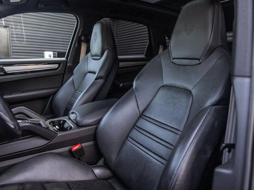 2023 Porsche Cayenne Platinum Edition