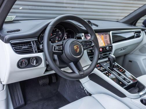 Gentian Blue Metallic 2026 Porsche Macan Macan