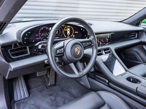 Mamba Green Metallic 2023 Porsche Taycan