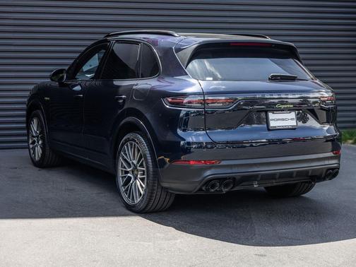 Moonlight Blue 2023 Porsche Cayenne Cayenne E-Hybrid Platinum Edition