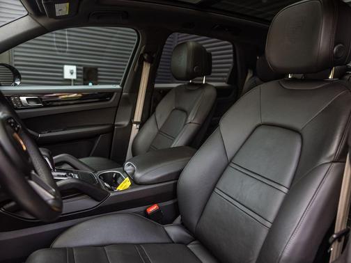 Moonlight Blue 2023 Porsche Cayenne Cayenne E-Hybrid Platinum Edition