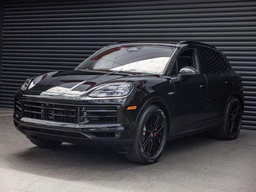 Chromite Black Metallic 2026 Porsche Cayenne Cayenne S E-Hybrid