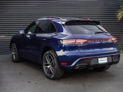 Gentian Blue Metallic 2026 Porsche Macan Macan