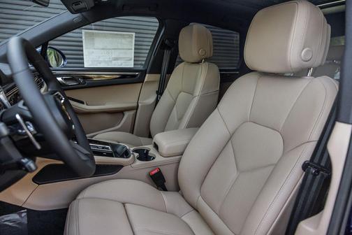 Gentian Blue Metallic 2026 Porsche Macan Macan